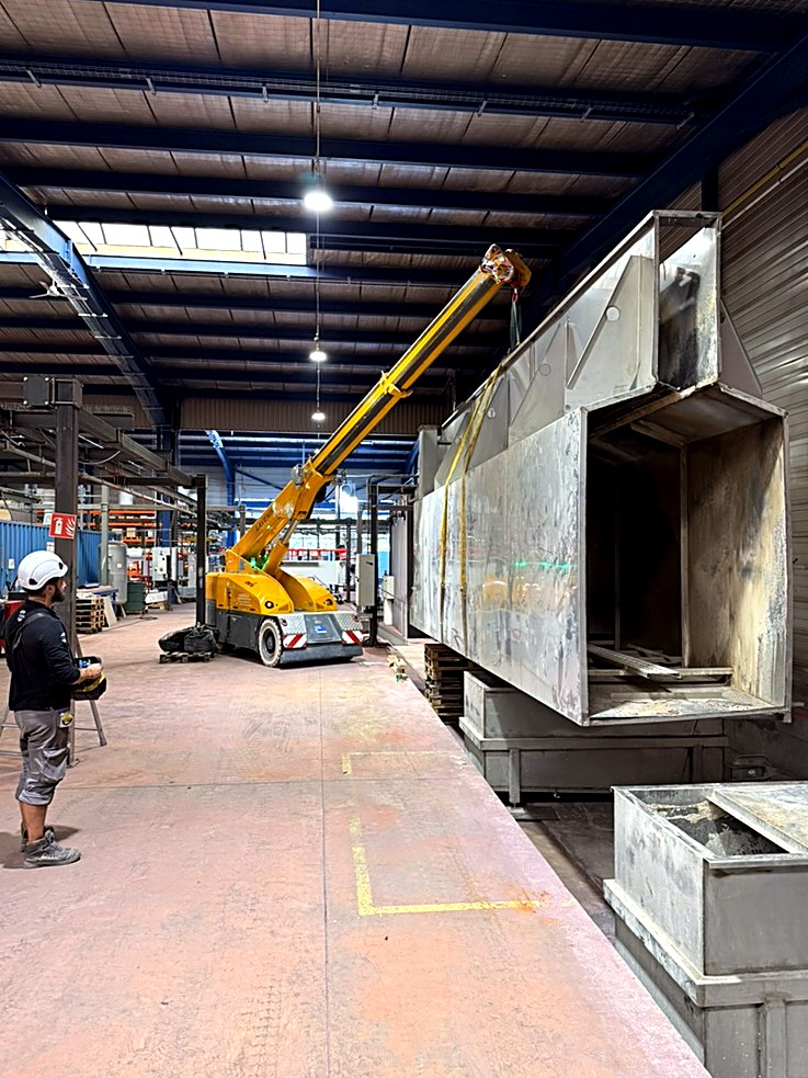 Levage du tunnel de traitement de surface (TTS) à la grue