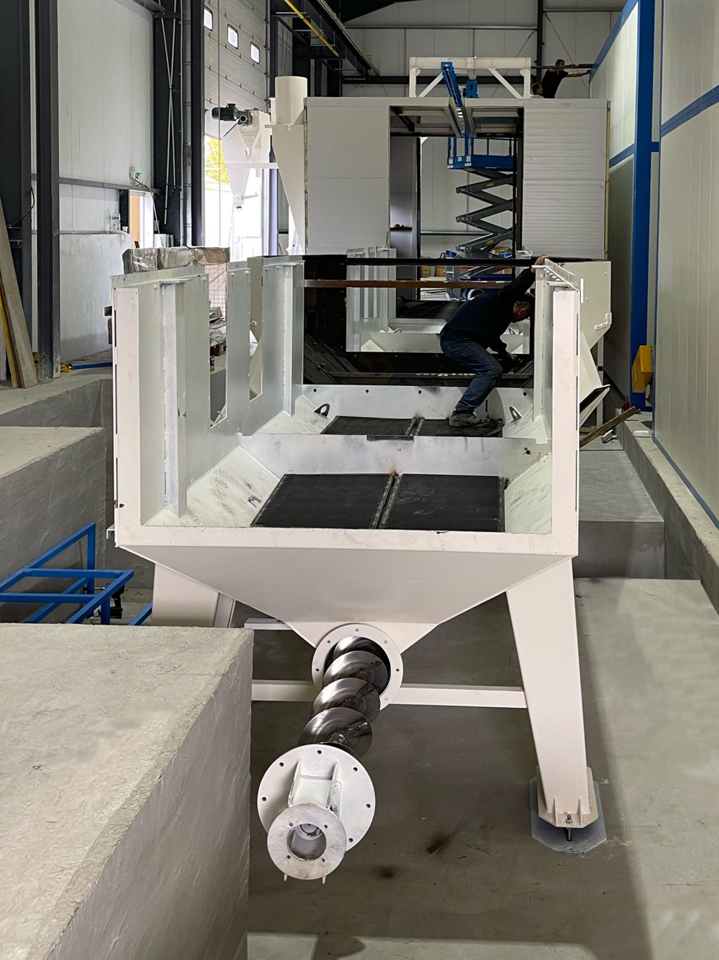 Complete powder coating line at Prolac Savoie