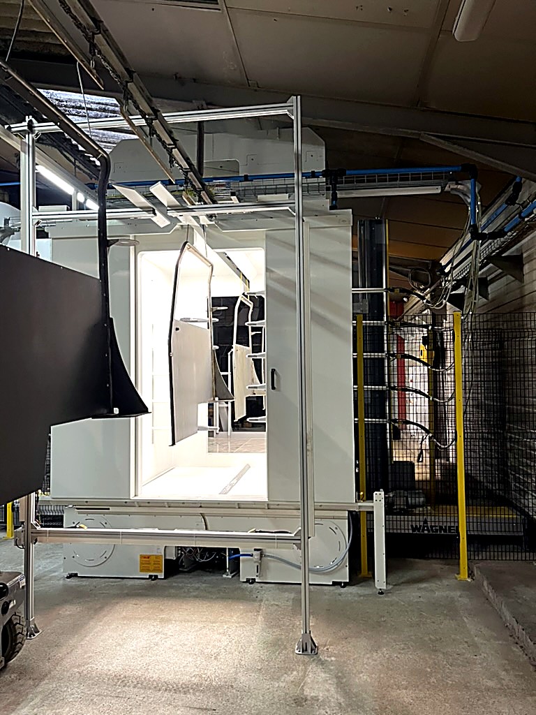 La cabine de poudrage montée, prête pour la reprise de production.