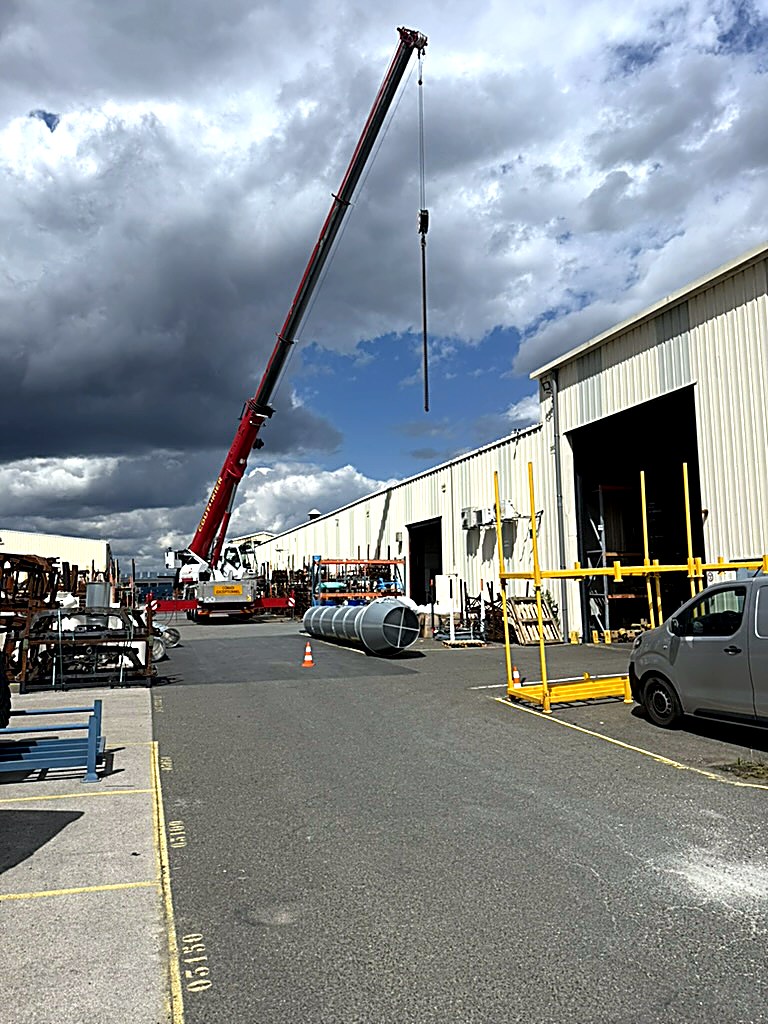 Levage des cheminées à la grue.