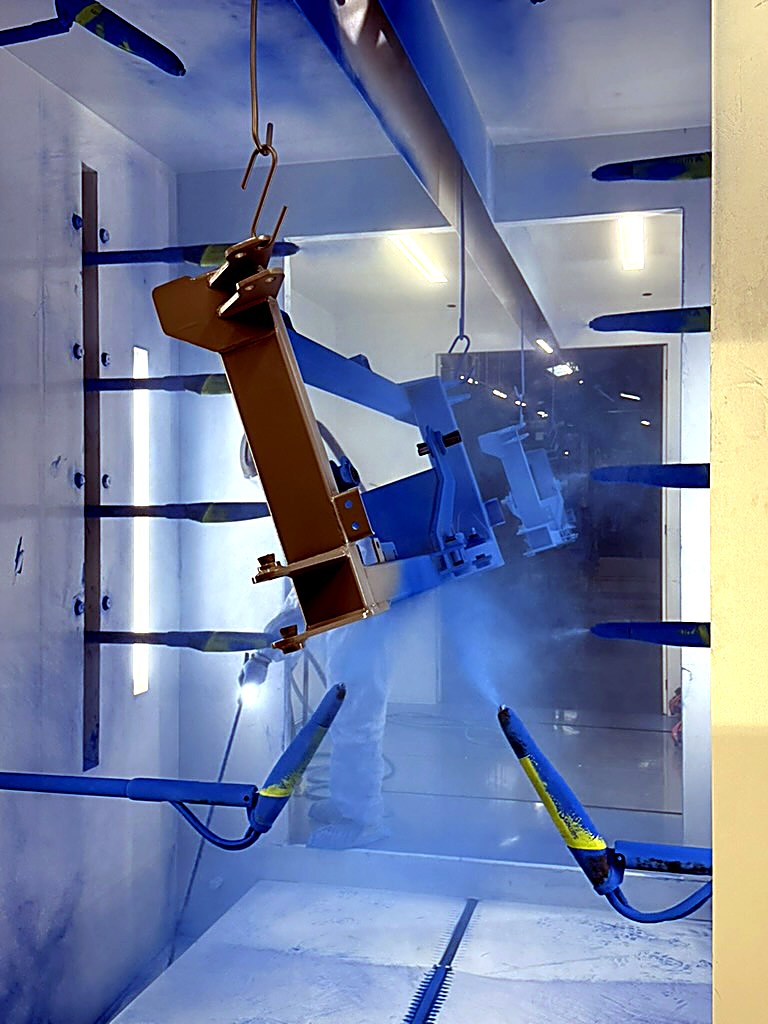 Pièce en cours de poudrage pendant les essais.