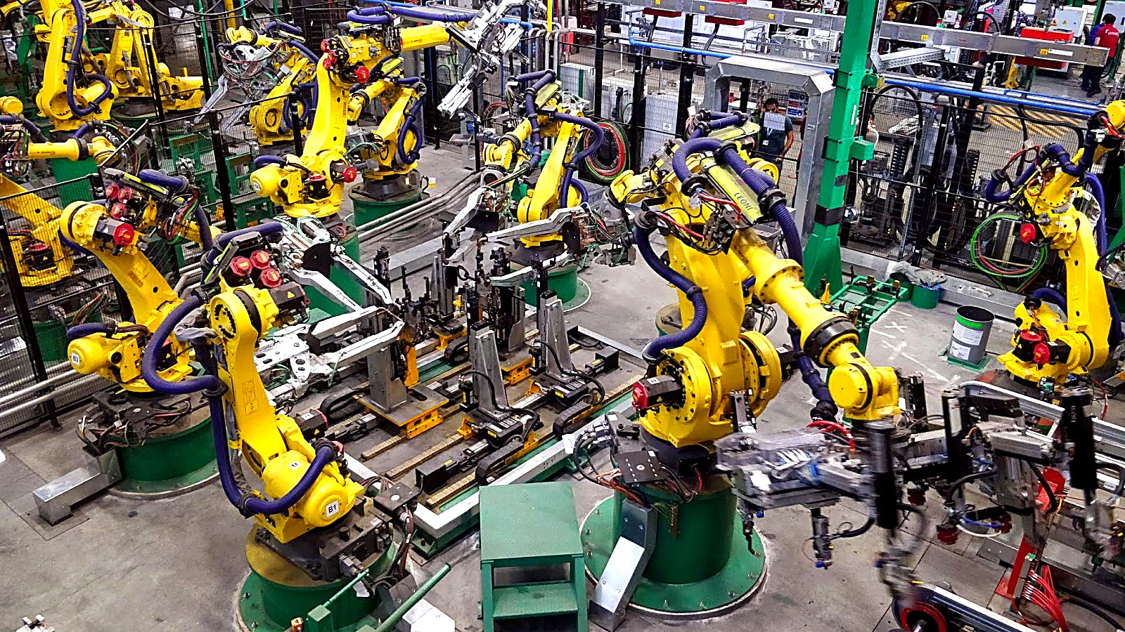 Robots de soudure sur un îlot de ferrage.