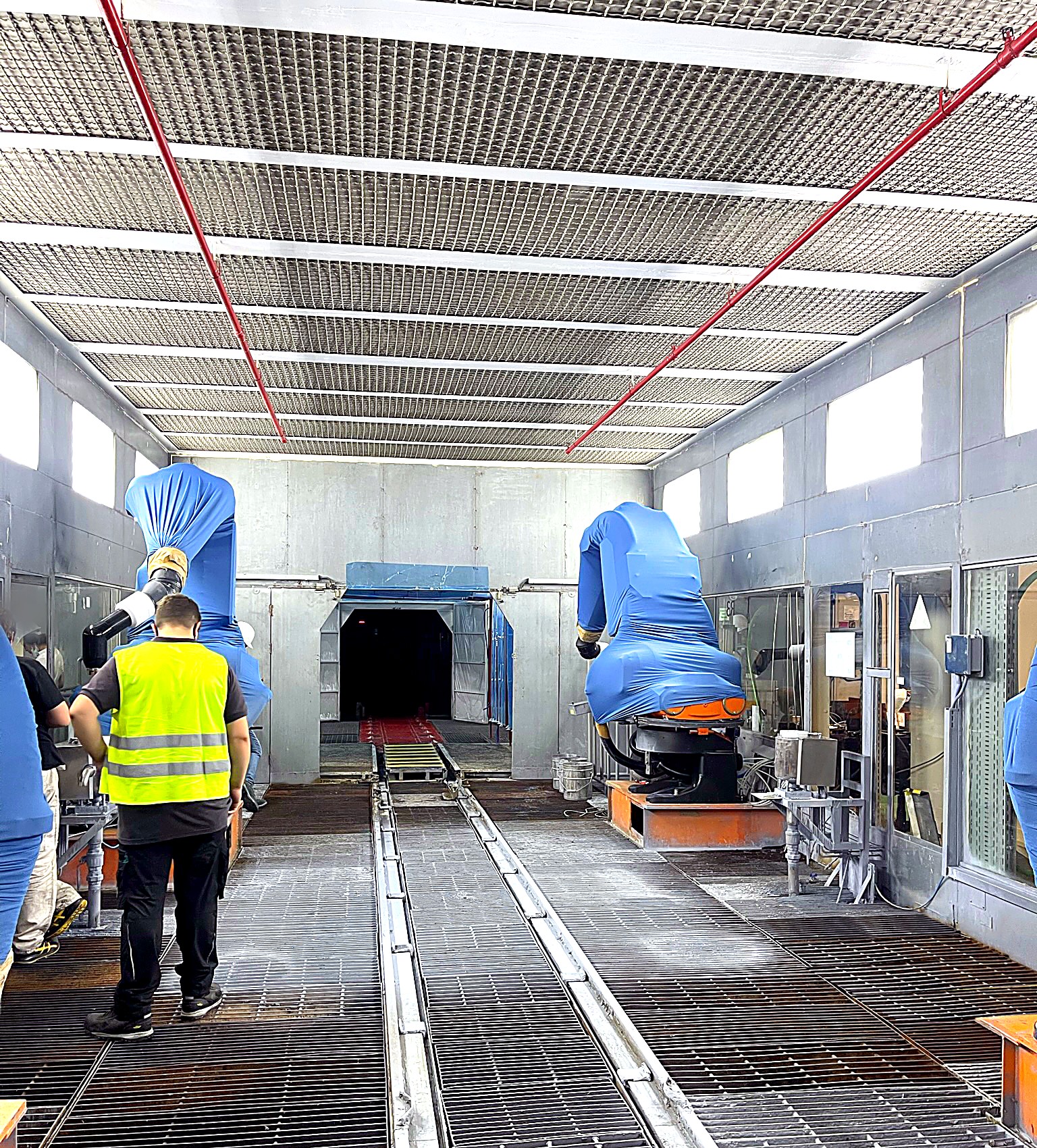 La cabine primaire avec les deux robots ABB bâchés, prêts pour la mise en service.